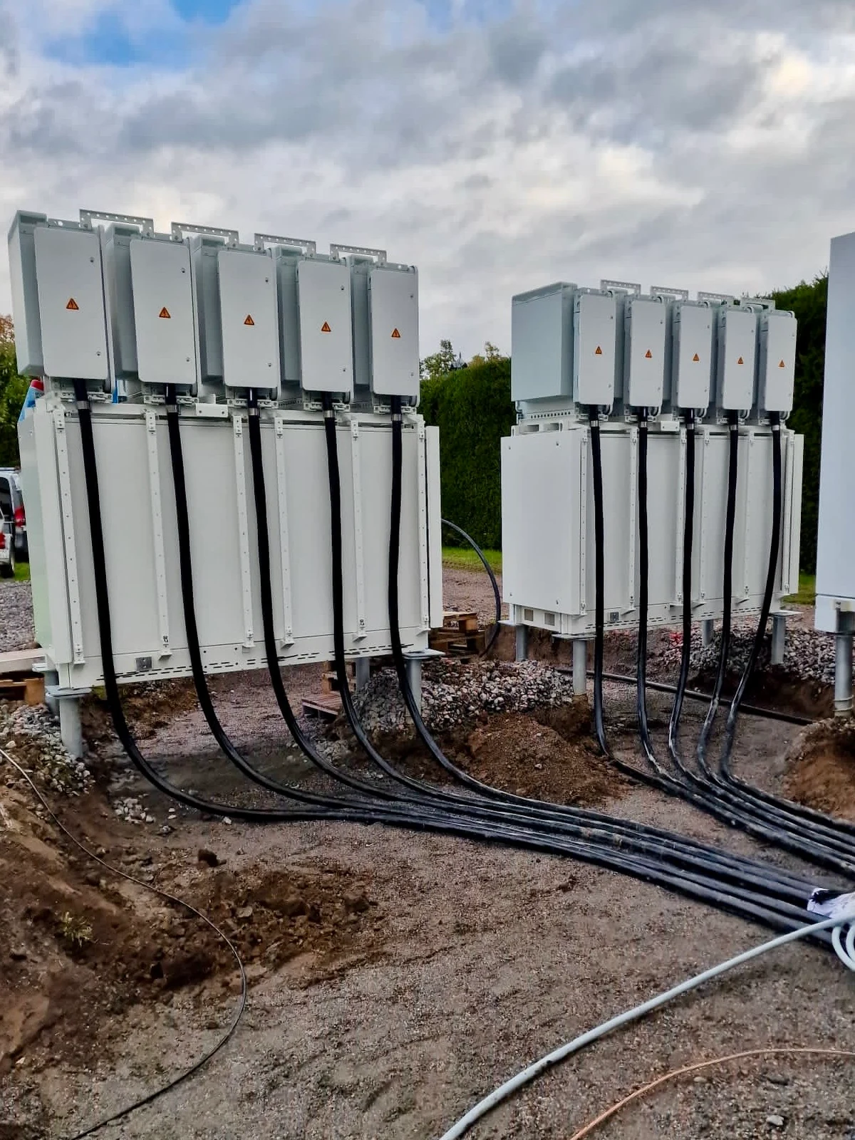 Batterilager under installation, med elutrustning och kraftkablar på arbetsplatsen.